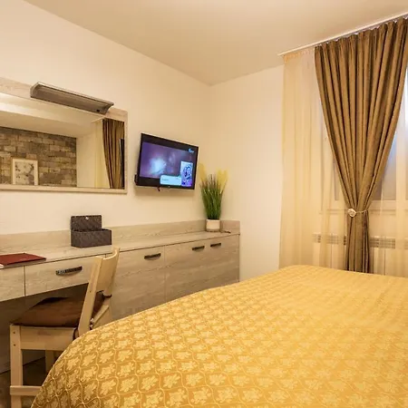 Place By Hmg Otel
